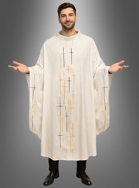 Ein Mann steht mit ausgebreiteten Armen da und trägt ein cremefarbenes Priester-Messgewand mit Kreuzen, das auf der Vorderseite und an den Ärmeln vertikale Kreuzmuster in Gelb und Blau aufweist, die sich von einem grauen Hintergrund mit Farbverlauf abheben.
