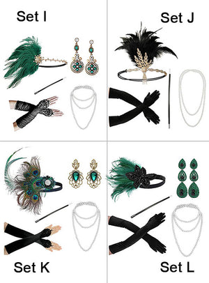 Vier Charleston-Kostümzubehör-Sets in Gold, jeweils bestehend aus einem Feder-Haarreif, elegantem goldenem Haarschmuck, Ohrringen, einer Halskette, Handschuhen und diversem Schmuck – ideal, um Ihren authentischen Look der 1920er Jahre zu vervollständigen. Die Sets sind eindeutig als Set I, Set J, Set K und Set L gekennzeichnet. Dieses 20er-Jahre-Accessoire-Set eignet sich perfekt, um jedem Kostüm-Ensemble Vintage-Stil und Flair zu verleihen.