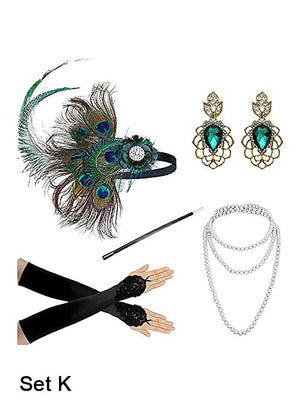 Das Charleston-Kostümzubehör-Set in Gold, auch bekannt als Set K, umfasst ein Stirnband mit Pfauenfedern als goldenen Haarschmuck, elegante Ohrringe, lange schwarze Handschuhe, eine Perlenkette und eine Zigarettenspitze – damit ist es das ideale Accessoire-Set im Stil der 20er Jahre, um Ihr vintage-inspiriertes Flapper-Kostüm für Damen zu vervollständigen.