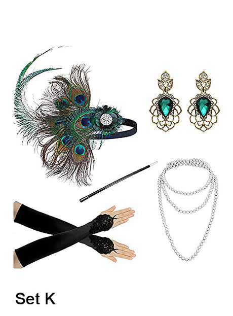 Das Charleston-Kostümzubehör-Set in Gold, auch bekannt als Set K, umfasst ein Stirnband mit Pfauenfedern als goldenen Haarschmuck, elegante Ohrringe, lange schwarze Handschuhe, eine Perlenkette und eine Zigarettenspitze – damit ist es das ideale Accessoire-Set im Stil der 20er Jahre, um Ihr vintage-inspiriertes Flapper-Kostüm für Damen zu vervollständigen.