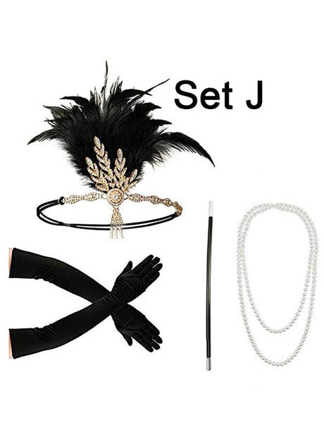 Ein stilvolles Charleston-Kostümzubehör-Set mit der goldenen Aufschrift „Set J“ – bestehend aus einem schwarzen, mit Federn verzierten Stirnband mit goldenen Haarverzierungen, langen schwarzen Handschuhen, einer eleganten schwarzen Zigarettenspitze und zwei Perlenketten – wird elegant vor einem weißen Hintergrund präsentiert und ist damit das perfekte Accessoire-Set im Stil der 20er Jahre.