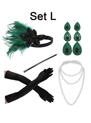 Runden Sie Ihren Look mit dem Charleston-Kostümzubehör-Set in Gold ab – einem glamourösen Accessoire-Set im Stil der 1920er Jahre, bestehend aus einem atemberaubenden Feder-Stirnband, eleganten grünen Ohrringen, klassischen schwarzen Handschuhen, einer Perlenkette und einer zeitlosen schwarzen Zigarettenspitze. Dieses Accessoire-Set im Stil der 20er Jahre ist die perfekte Wahl, um Ihrem Outfit authentisches Flair zu verleihen.