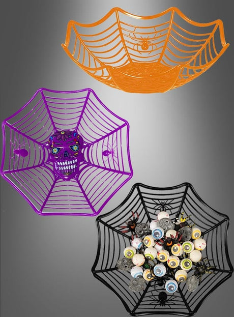 Schaffen Sie die richtige Atmosphäre für Ihre Halloween-Party mit der Spinnennetz-Dekoschale Halloween 27 cm. Diese Kunststoffschale im Halloween-Design mit einem gruseligen Spinnennetz-Motiv ist die perfekte Tischdekoration für Ihre Feier. Füllen Sie sie mit Halloween-Süßigkeiten und stellen Sie sie vor einem grauen Hintergrund mit Farbverlauf auf, um eine wahrhaft festliche und auffällige Dekoration zu schaffen.