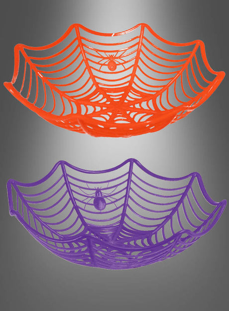 Zwei „Spinnennetz“-Dekoschalen „Halloween“ (27 cm) aus Kunststoff – eine in Orange und eine in Lila –, jeweils mit einem kleinen Spinnenmotiv in der Mitte, ideal als Halloween-Tischdekoration zum Servieren von Halloween-Süßigkeiten, präsentiert vor einem grauen Hintergrund mit Farbverlauf.