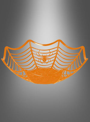 Wir präsentieren die Spinnennetz-Dekoschale Halloween 27 cm: eine orangefarbene, spinnennetzförmige Schale mit einem Spinnenmotiv in der Mitte, ideal für die Halloween-Tischdekoration und hier vor einem grauen Hintergrund mit Farbverlauf abgebildet.