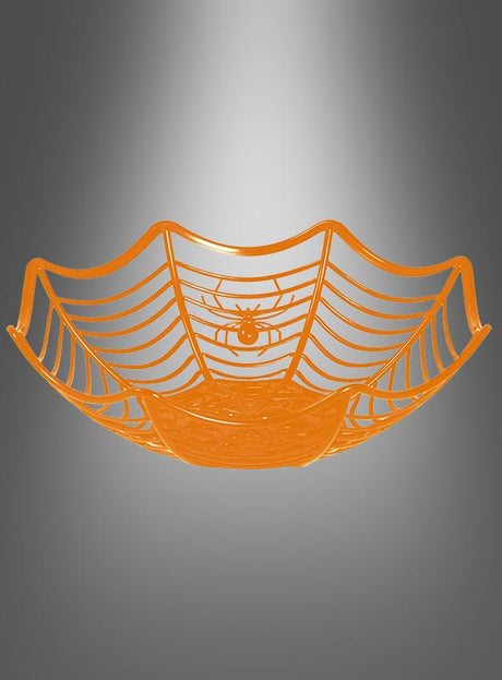 Wir präsentieren die Spinnennetz-Dekoschale Halloween 27 cm: eine orangefarbene, spinnennetzförmige Schale mit einem Spinnenmotiv in der Mitte, ideal für die Halloween-Tischdekoration und hier vor einem grauen Hintergrund mit Farbverlauf abgebildet.