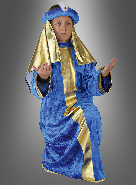 Ein Kind präsentiert das „Weiser aus dem Morgenland – blau“-Kinderkostüm, bestehend aus einem blau-goldenen Gewand mit passender Kopfbedeckung, und posiert mit erhobenen Händen für ein Krippenspiel.