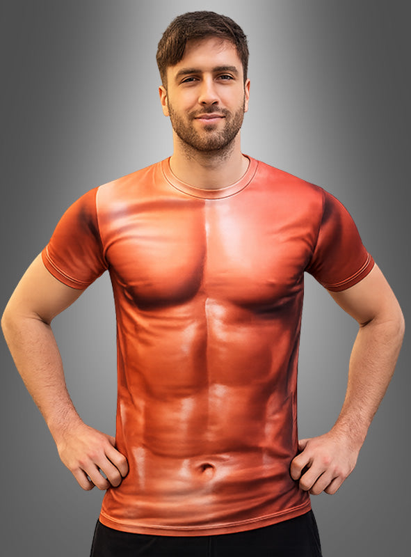 Ein Mann steht mit den Händen in den Hüften da und trägt ein „Muskelmann“-T-Shirt für Herren – ein T-Shirt mit einem realistischen Aufdruck eines muskulösen Oberkörpers – vor einem einfarbigen Hintergrund mit Farbverlauf, was ein witziges Kostüm ergibt.