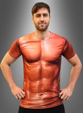 Ein Mann steht mit den Händen in den Hüften da und trägt ein „Muskelmann“-T-Shirt für Herren – ein T-Shirt mit einem realistischen Aufdruck eines muskulösen Oberkörpers – vor einem einfarbigen Hintergrund mit Farbverlauf, was ein witziges Kostüm ergibt.