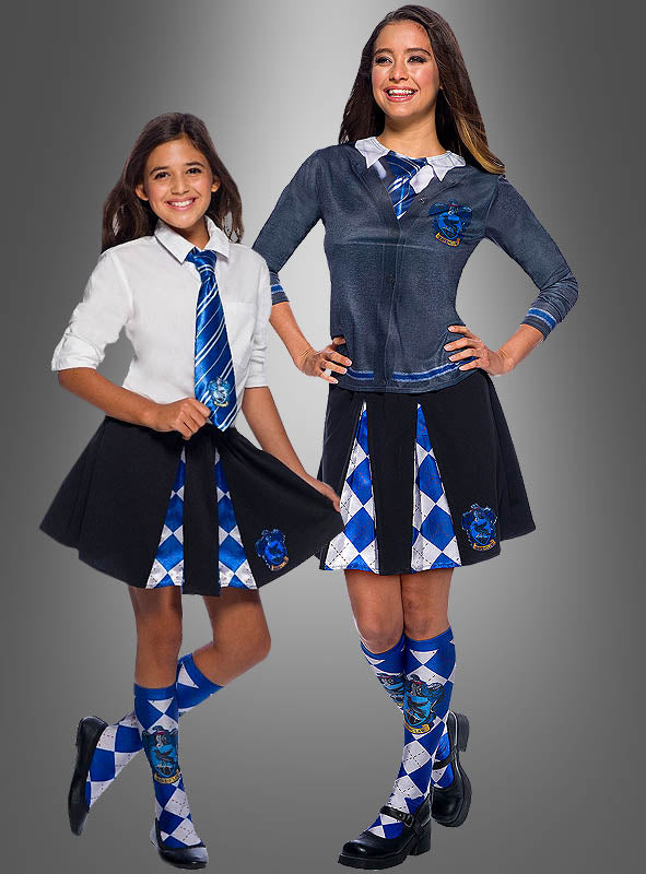 Vor einem schlichten grauen Hintergrund stehen zwei Mädchen lächelnd und tragen passende blaue, schwarze und weiße Hogwarts-Schuluniformen mit Krawatten, gemusterten Röcken und Ravenclaw-Kniestrümpfen im Harry-Potter-Stil.