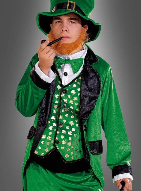 Eine Person, die das „Irische Kobold-Kostüm Leprechaun grün“ trägt – mit großem Hut, orangefarbenem Bart und Pfeife –, das sich ideal für den St. Patrick’s Day eignet, steht vor einem schlichten grauen Hintergrund.