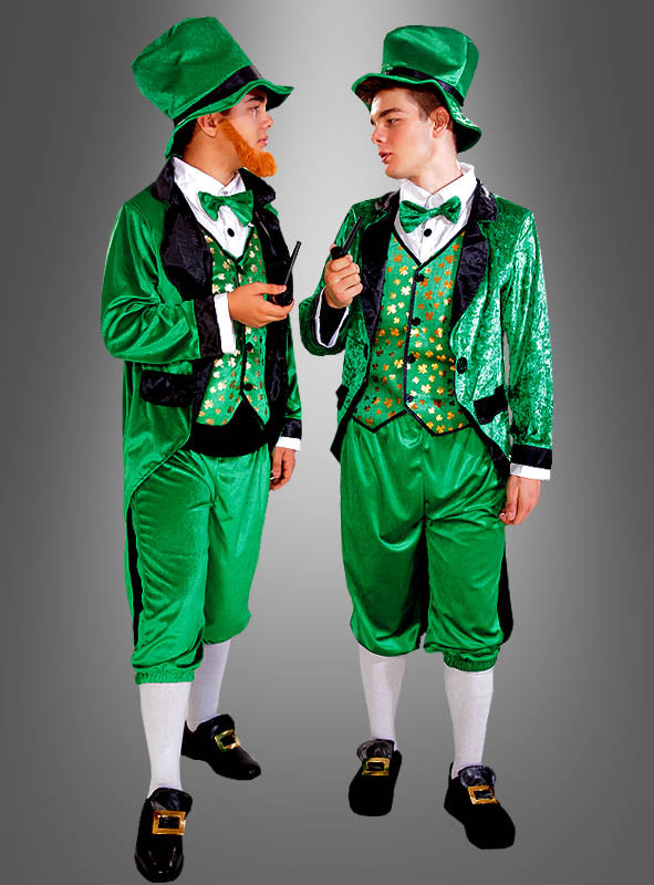 Zwei Personen, die das grüne „Irischer Kobold“-Leprechaun-Kostüm tragen – komplett mit grünen Anzügen, Hüten und Fliegen –, stehen sich vor einem neutralen Hintergrund gegenüber und verkörpern so die verspielte Stimmung des St. Patrick’s Day.