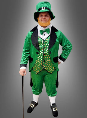 Eine Person, die das „Irischer Kobold Kostüm Leprechaun grün“ trägt – bestehend aus einem grünen Outfit mit Zylinder, Fliege und Spazierstock –, steht vor einem grauen Hintergrund mit Farbverlauf – perfekt, um den St. Patrick’s Day zu feiern.