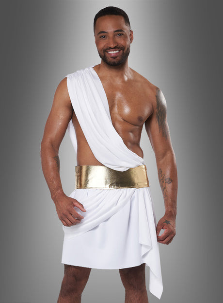Ein Mann steht lächelnd da, gekleidet in ein weißes, togaähnliches Outfit mit einem goldenen Gürtel, und posiert vor einem grauen Hintergrund mit Farbverlauf – ein ideales „Wandelbares Liebesgott“-Kostüm oder eine Toga für Herren zum Karneval.