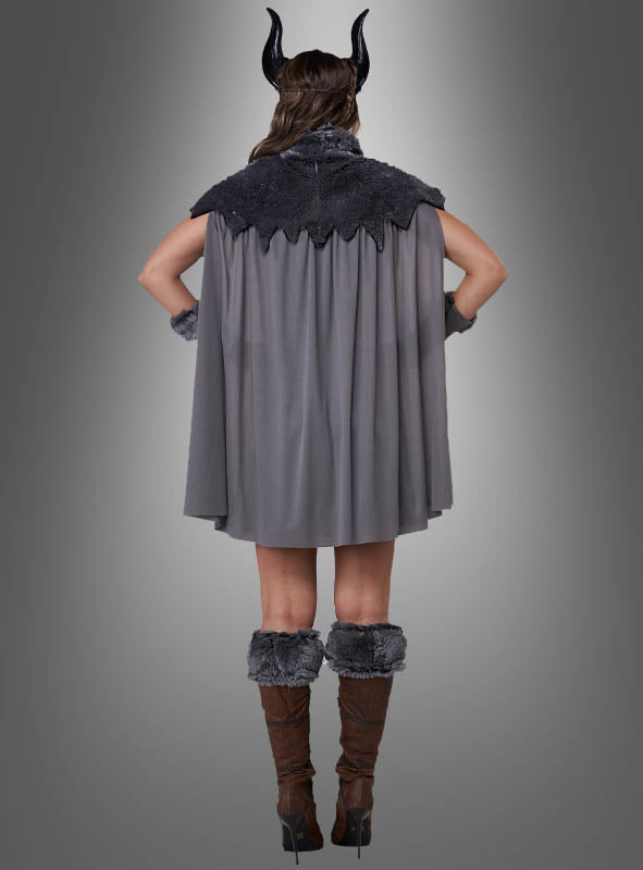 Eine Person, die von hinten vor einem grauen Hintergrund zu sehen ist, trägt das „Sexy Wikingerin Schildmaid“-Kostüm, das aus einem auffälligen schwarzen Kopfschmuck mit Hörnern, einem grauen, mit Pelz besetzten Umhang, passenden Hand- und Beinwärmern sowie braunen Stiefeln mit Absatz besteht – ein wahrhaft beeindruckender Look, der an nordische Schildjungfrauen erinnert.