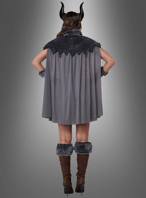 Eine Person, die von hinten vor einem grauen Hintergrund zu sehen ist, trägt das „Sexy Wikingerin Schildmaid“-Kostüm, das aus einem auffälligen schwarzen Kopfschmuck mit Hörnern, einem grauen, mit Pelz besetzten Umhang, passenden Hand- und Beinwärmern sowie braunen Stiefeln mit Absatz besteht – ein wahrhaft beeindruckender Look, der an nordische Schildjungfrauen erinnert.