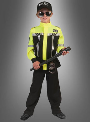 Ein Kind im gelb-schwarzen Polizei-Kostüm für Kinder, komplett mit Hut, Sonnenbrille, einem Schlagstock in der Hand und Handschellen am Gürtel, steht vor einem grauen Hintergrund mit Farbverlauf – ideal für Fasching oder fantasievolles Spielen.