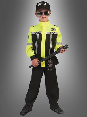 Ein Kind im gelb-schwarzen Polizei-Kostüm für Kinder, komplett mit Hut, Sonnenbrille, einem Schlagstock in der Hand und Handschellen am Gürtel, steht vor einem grauen Hintergrund mit Farbverlauf – ideal für Fasching oder fantasievolles Spielen.