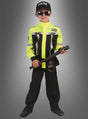 Ein Kind im gelb-schwarzen Polizei-Kostüm für Kinder, komplett mit Hut, Sonnenbrille, einem Schlagstock in der Hand und Handschellen am Gürtel, steht vor einem grauen Hintergrund mit Farbverlauf – ideal für Fasching oder fantasievolles Spielen.
