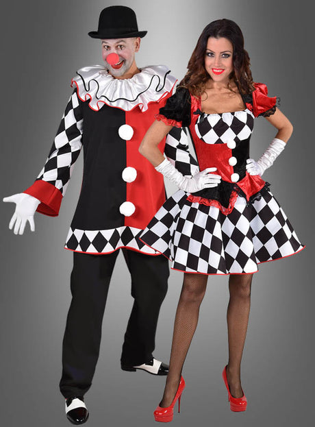 Ein Mann und eine Frau tragen aufeinander abgestimmte Harlekin-Clownkostüme mit schwarzen, weißen und roten Mustern und stehen Seite an Seite vor einem schlichten grauen Hintergrund. Das Outfit der Frau besteht aus dem „Deluxe Harlekin Clown Kleid“, das der klassischen Zirkusmode eine verspielte Note verleiht.