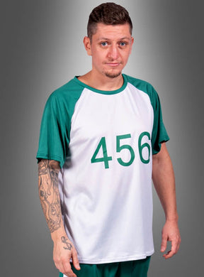 Eine Person mit kurzen Haaren und einem Spitzbart trägt das „T-Shirt Game Spieler Nummer 456 Herren“, das weiß und grün ist und auf der Vorderseite die Nummer 456 vor einem grauen Hintergrund zeigt.