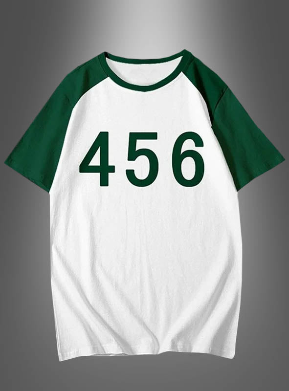 Das T-Shirt „Spieler Nummer 456“ für Herren hat einen weißen Grund mit grünen Raglanärmeln und einem großen grünen Aufdruck „Spieler Nummer 456“ auf der Vorderseite, der von der beliebten Netflix-Serie „Kostüm“ inspiriert ist und auf einem grau verlaufenden Hintergrund abgebildet ist.