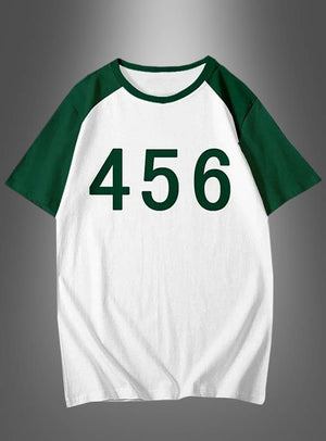Das T-Shirt „Spieler Nummer 456“ für Herren hat einen weißen Grund mit grünen Raglanärmeln und einem großen grünen Aufdruck „Spieler Nummer 456“ auf der Vorderseite, der von der beliebten Netflix-Serie „Kostüm“ inspiriert ist und auf einem grau verlaufenden Hintergrund abgebildet ist.