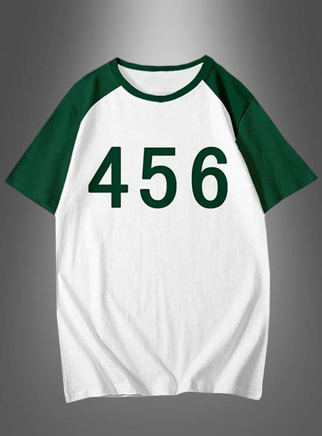 Das T-Shirt „Spieler Nummer 456“ für Herren hat einen weißen Grund mit grünen Raglanärmeln und einem großen grünen Aufdruck „Spieler Nummer 456“ auf der Vorderseite, der von der beliebten Netflix-Serie „Kostüm“ inspiriert ist und auf einem grau verlaufenden Hintergrund abgebildet ist.