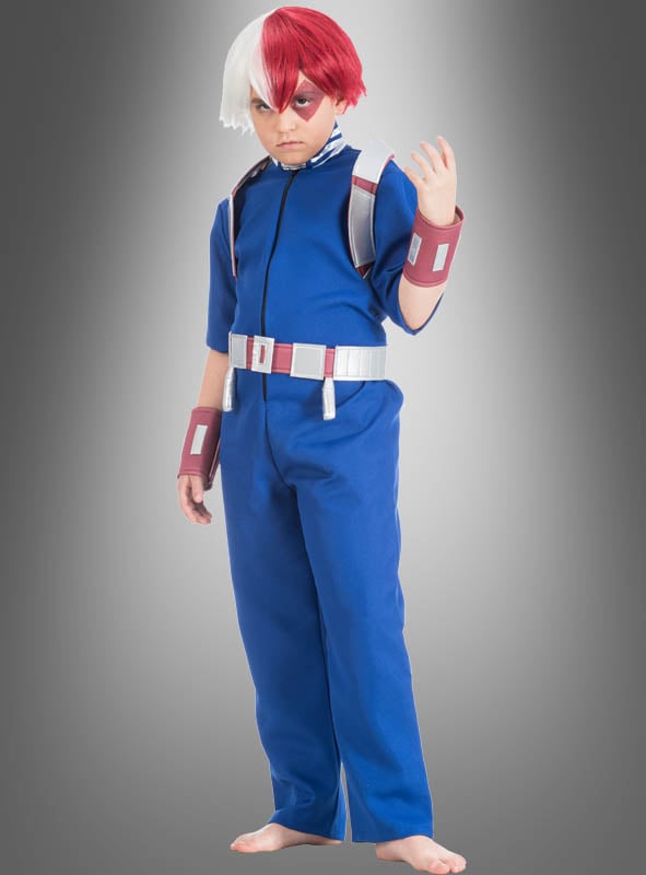 Ein Kind in einem blauen Overall mit rot-weißen Haaren, das einen Werkzeuggürtel und Armbänder trägt, posiert mit erhobener Hand vor einem schlichten grauen Hintergrund – perfekt gekleidet im Shoto-Todoroki-Kostüm aus „My Hero Academia“, ideal als Anime-Karnevalskostüm.