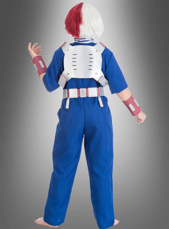 Eine Person, die das Shoto-Todoroki-Kostüm aus „My Hero Academia“ trägt – bestehend aus einem blauen Overall, einer rot-weißen Perücke und einer weißen Brustpanzerung –, steht mit dem Rücken zur Kamera vor einem grauen Hintergrund mit Farbverlauf und verkörpert damit perfekt das Wesen der beliebten Anime-Figur.