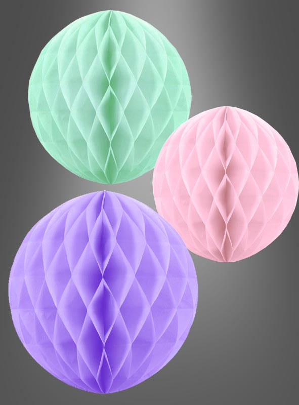Drei pastellfarbene Wabenbälle als Partydekoration (20–40 cm) in den Farben Mintgrün, Pink und Lavendel werden vor einem grauen Farbverlaufshintergrund als stilvolle Partydekoration präsentiert.