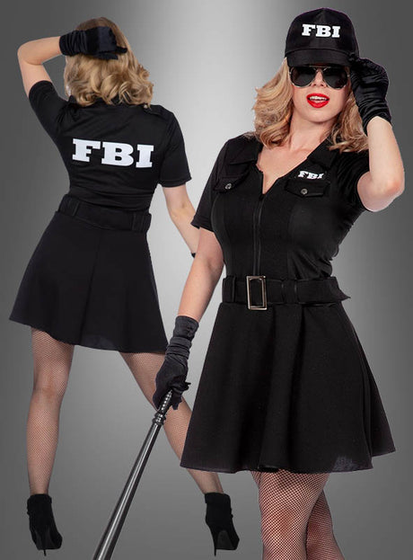 Eine Frau posiert selbstbewusst in einem FBI-Agentinnenkostüm, bestehend aus einem schwarzen Kleid und einer Mütze mit FBI-Aufdruck – eine Hand auf der Mütze, die andere um einen Schlagstock gelegt –, und präsentiert dabei sowohl die Vorder- als auch die Rückansicht; dieses Outfit ist ideal für alle, die auf der Suche nach einem authentischen FBI-Agentinnenkostüm für Damen für Fasching oder eine Party sind.