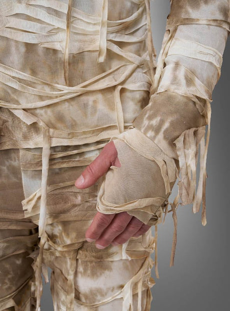 Eine Person im „Gruselige Mumie“-Herrenkostüm, bestehend aus mehreren Lagen zerfetzter, beiger Stoffwickel, aus denen eine Hand teilweise herausragt – ideal für alle, die ein authentisches Halloween-Kostüm suchen.