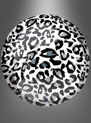 Ein Schneeleopard-Folienballon „Orbz“ oder „Scheibe“ mit einem auffälligen schwarz-weißen Leopardenmuster hebt sich von einem grauen Hintergrund mit Farbverlauf ab und ist damit der perfekte Blickfang für jede Safari-Party-Dekoration.