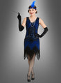 Eine Frau im „20er-Jahre-Kostüm Shirley mit Accessoires blau“ – einem blau-schwarzen Charleston-Kleid – rundet ihren Look im Stil der „Roaring Twenties“ mit schwarzen Handschuhen, einer Perlenkette, Netzstrümpfen, einem mit einer blauen Feder verzierten Stirnband und typischen Accessoires der 20er Jahre wie einer Zigarettenspitze. Mit ihrem strahlenden Lächeln verkörpert sie perfekt den lebhaften Geist der 1920er Jahre.