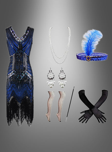 Wir präsentieren das 20er-Jahre-Kostüm „Shirley“ mit Accessoires in Blau: ein auffälliges blau-schwarzes Charleston-Kleid mit Fransen, kombiniert mit einer Perlenkette, Hängeohrringen, Netzstrümpfen, einem Feder-Haarreif, langen schwarzen Handschuhen und einer klassischen schwarzen Zigarettenspitze. Dieses glamouröse Ensemble enthält alle unverzichtbaren Accessoires im Stil der 20er Jahre, um Ihren Vintage-Look perfekt abzurunden. Alle Artikel sind elegant vor einem grauen Hintergrund arrangiert.