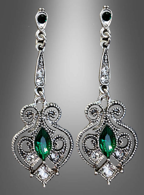 Ein Paar Ohrringe im Antik-Stil mit Edelsteinen besticht durch kunstvolle Silberfiligranarbeiten mit grünen Edelsteinen im Marquise-Schliff und kleinen klaren runden Steinen, wobei elegante, herabhängende Elemente vor einem grauen Hintergrund mit Farbverlauf zur Geltung kommen.