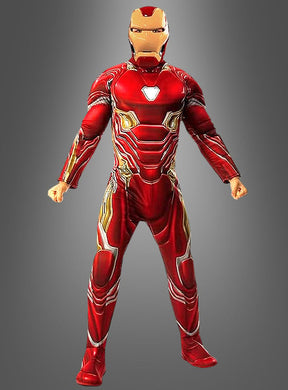 Eine Person, die das „Iron Man Endgame“-Kostüm für Herren trägt – eine rot-goldene Rüstung mit leuchtendem Brustpanzer –, steht vor einem grauen Hintergrund mit Farbverlauf – perfekt für Fans, die auf der Suche nach einem authentischen, von „Iron Man Endgame“ inspirierten Marvel-Lizenzkostüm sind.