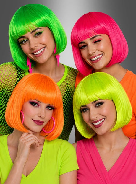 Vier Frauen tragen farbenfrohe 80er-Jahre-Kostüme und jede von ihnen hat die farbenfrohe „Foxy Neon“-Bob-Frisur in Grün, Pink, Orange und Gelb. Sie posieren gemeinsam und lächeln vor einem grauen Hintergrund.