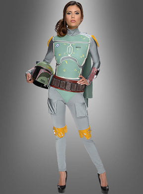Eine Person in einem grün-grauen Mandalorianer-Kostüm, die einen Helm in der Hand hält und vor einem schlichten Hintergrund mit Farbverlauf steht – perfekt für Fans, die auf der Suche nach dem Boba-Fett-Overall für Damen sind.