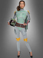 Eine Person in einem grün-grauen Mandalorianer-Kostüm, die einen Helm in der Hand hält und vor einem schlichten Hintergrund mit Farbverlauf steht – perfekt für Fans, die auf der Suche nach dem Boba-Fett-Overall für Damen sind.