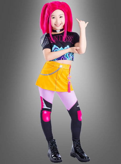 Ein lächelndes Kind mit leuchtend pinkfarbenen Haaren trägt ein schwarzes bauchfreies Top, einen gelben Minirock, bunte Leggings und schwarze Stiefel und posiert selbstbewusst mit einem angewinkelten Arm und der anderen Hand im Shaka-Zeichen – bereit für Abenteuer in seinem farbenfrohen K-Pop-„Demon Hunters“-Mira-Kinderkostüm.