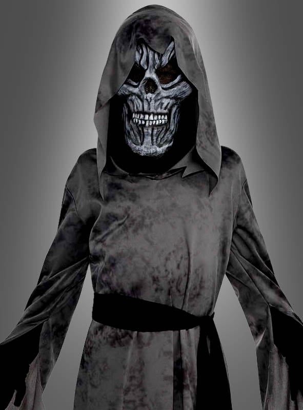 Eine Gestalt in einem schwarzen Kapuzengewand und einer Skelettmaske vor einem schlichten grauen Hintergrund verkörpert perfekt die gruselige Atmosphäre des „Seelensammler“-Ghoul-Kinderkostüms – eine hervorragende Wahl für alle, die auf der Suche nach dem ultimativen Halloween-Kostüm für Kinder sind.