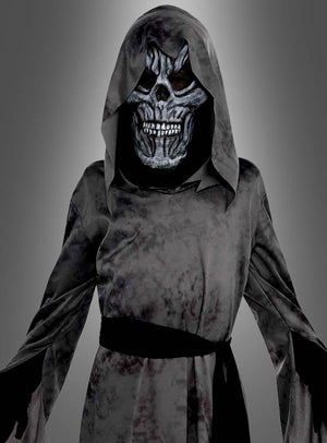 Eine Gestalt in einem schwarzen Kapuzengewand und einer Skelettmaske vor einem schlichten grauen Hintergrund verkörpert perfekt die gruselige Atmosphäre des „Seelensammler“-Ghoul-Kinderkostüms – eine hervorragende Wahl für alle, die auf der Suche nach dem ultimativen Halloween-Kostüm für Kinder sind.