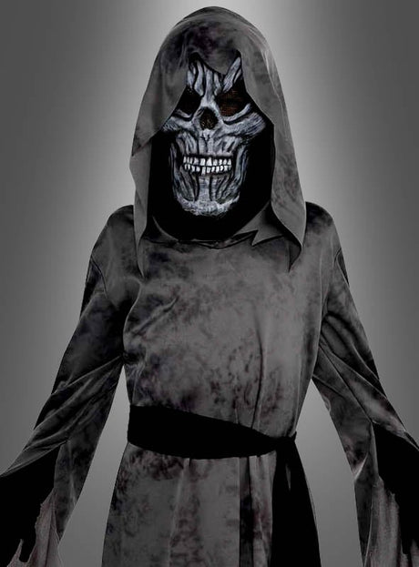 Eine Gestalt in einem schwarzen Kapuzengewand und einer Skelettmaske vor einem schlichten grauen Hintergrund verkörpert perfekt die gruselige Atmosphäre des „Seelensammler“-Ghoul-Kinderkostüms – eine hervorragende Wahl für alle, die auf der Suche nach dem ultimativen Halloween-Kostüm für Kinder sind.