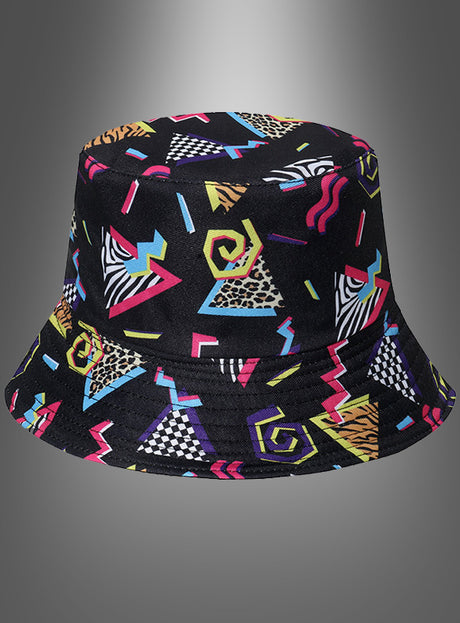 Wir präsentieren den „80er-90er Retro Eimerhut zum Wenden“: einen wendbaren schwarzen Eimerhut mit einem farbenfrohen, von den 1980er Jahren inspirierten geometrischen Muster und Tierprint, der sich perfekt für jede 90er-Jahre-Mottoparty eignet und vor einem grauen Farbverlauf in den Vordergrund tritt.