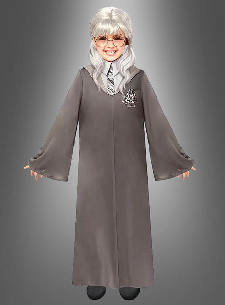Ein Kind im „Myrte Toilettengeist“-Kostüm für Kinder aus „Harry Potter“, bestehend aus einer grauen Robe, einer gestreiften Krawatte und einer Brille, mit langen silbernen Haaren und einem Wappen auf der Brust – perfekt für eine zauberhafte Hogwarts-Verkleidung oder als Teil eines bezaubernden „Maulende Myrte“-Geisterkostüms.