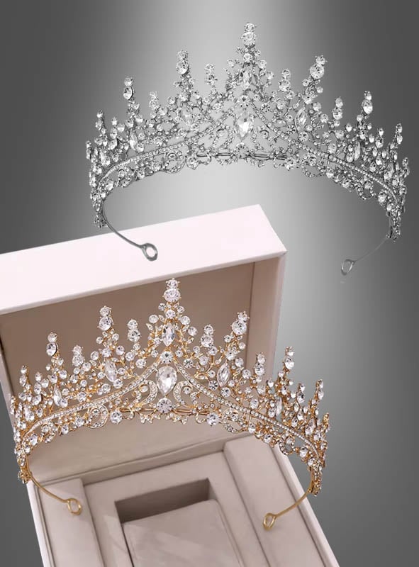 Zu sehen sind zwei kunstvoll verzierte Diademe, beide aus der Kollektion „Luxus Krone für Königin“ – eines in Gold und eines in Silber: Die goldene „Luxus Krone für Königin“ ruht in einer mit rosa Samt ausgekleideten Schatulle, während die silberne Variante vor einem sanft schattierten grauen Hintergrund zu schweben scheint.