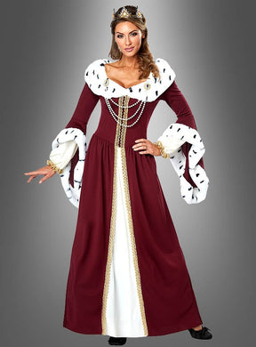Eine Frau, die das „Märchen-Königin-Kleid mit Krone“ trägt – ein langes, burgunderrotes und weißes Kleid mit goldenen Verzierungen, Perlenakzenten, einer Krone und auffälligen Ärmeln –, steht vor einem grauen Hintergrund.