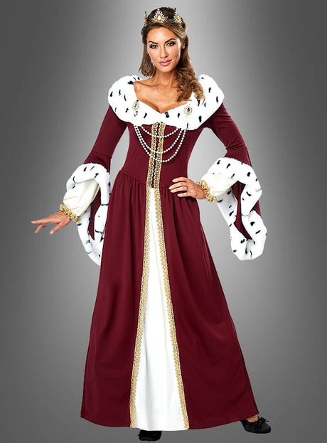 Eine Frau, die das „Märchen-Königin-Kleid mit Krone“ trägt – ein langes, burgunderrotes und weißes Kleid mit goldenen Verzierungen, Perlenakzenten, einer Krone und auffälligen Ärmeln –, steht vor einem grauen Hintergrund.